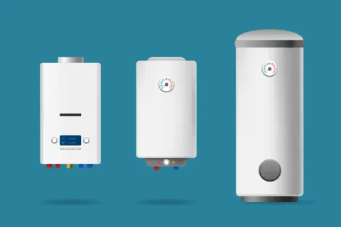 Trois chauffe-eau électriques blancs de tailles différentes sur fond bleu.