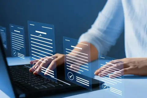 Ręce nad klawiaturą laptopa, wirtualne dokumenty unoszą się w powietrzu, symbolizując cyfrowe przetwarzanie wniosków, np. zaświadczenie o zameldowaniu.