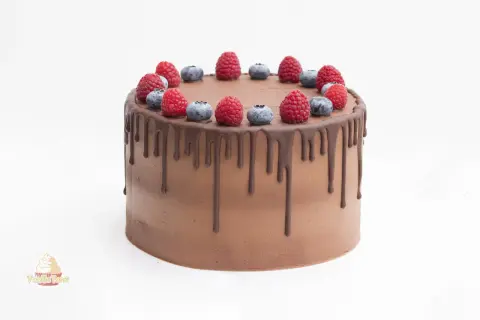 Schokoladen-Drip-Cake mit frischen Beeren, ein köstlicher Genuss für jeden Anlass.