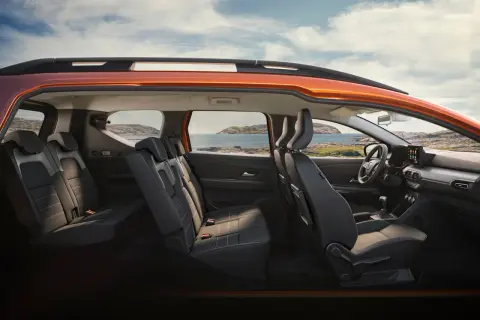 Wnętrze auto 7 osobowe z widokiem na morze i wyspy. Komfortowe fotele i przestronna kabina zapraszają na rodzinną podróż.