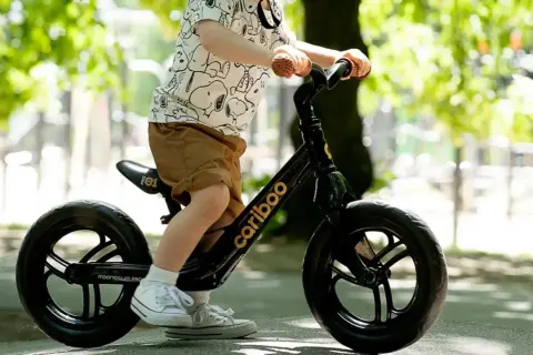 Dziecko uczy się jeździć na rowerku biegowym, od kiedy rowerek z pedałami wydaje się odległą przyszłością.