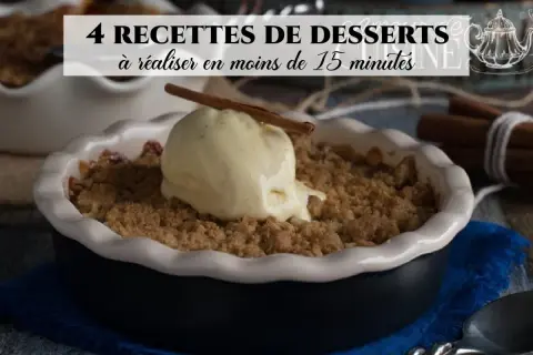 Un crumble aux pommes, dessert rapide dernière minute, servi avec une boule de glace à la vanille et un bâton de cannelle.