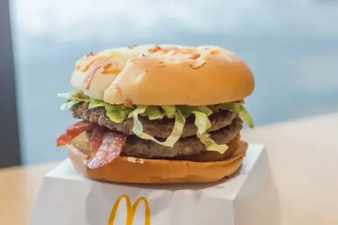 Podwójny burger z bekonem i sałatą, z serem na bułce. Zastanawiasz się nad jalapeno burger kcal?