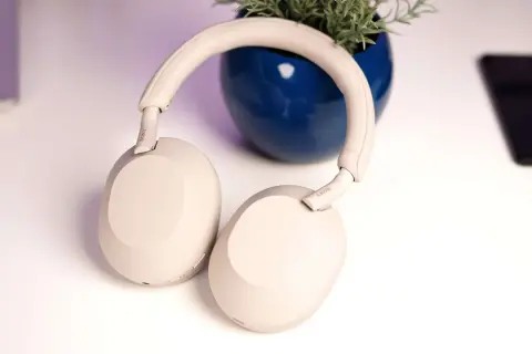 Sony WH-1000XM5 im Test: Elegante Kopfhörer mit starkem Klang und Geräuschunterdrückung, bereit für den Alltag.