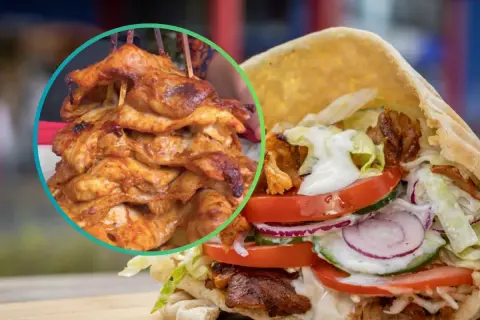 Pyszny kebab z soczystym mięsem drobiowym, warzywami i sosem. Zobacz, jak zrobić idealne mięso do kebaba!
