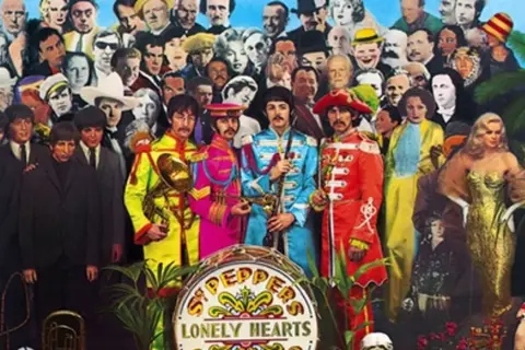 Okładka "Sgt. Pepper's Lonely Hearts Club Band" - jedna z najważniejszych płyt w historii muzyki, z The Beatles w barwnych strojach i tłumem postaci.
