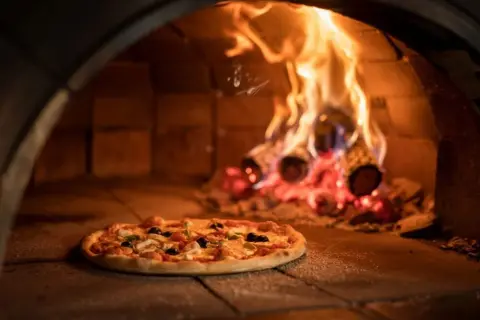 Na ile wstawić pizzę do piekarnika, aby uniknąć przypalenia?