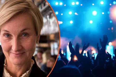 Christel Tholse Willers, en kvinna med kort blont hår, ler mot kameran. Till höger syns en publik med uppsträckta händer på en konsert.