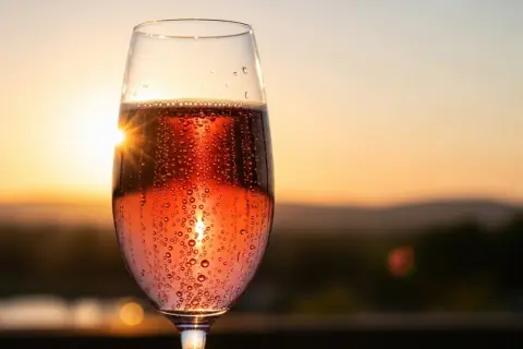 Idealny drink z prosecco i sokiem z bzu na letnie wieczory