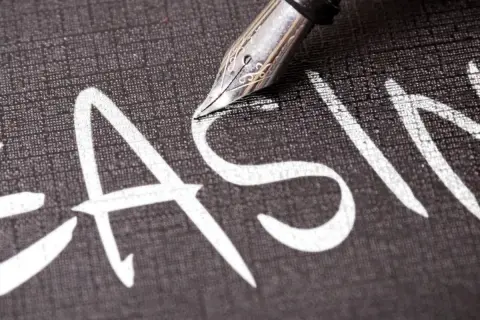 Pióro wieczne pisze słowo "leasing". Rozważasz leasing zwrotny nieruchomości?