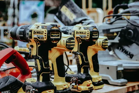 Zestaw narzędzi na akumulator DeWalt: wkrętarki, piła ukośnica i inne. Gotowe do pracy!