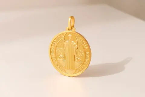 Medalla de San Benito, un símbolo de fe y protección, como una cadena virgen del carmen.