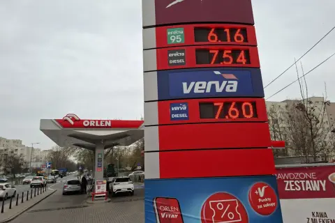 Cena diesel na Orlenie: 7,54 zł/litr. Obok widoczna cena 7,60 zł za verva diesel.