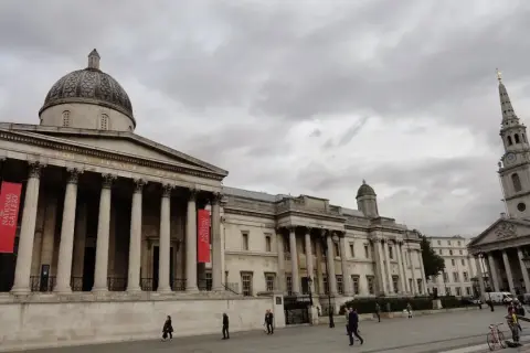 Trafalgar Square w Londynie z widokiem na galerię narodową.
