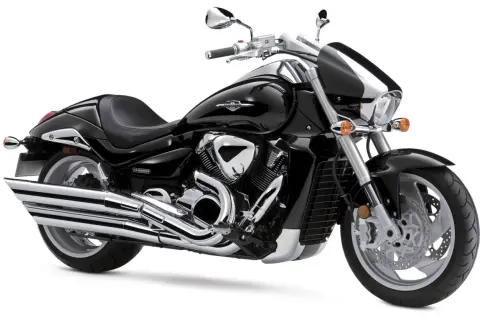 Błyszczący, czarny motocykl Suzuki Boulevard M109R z chromowanymi detalami, gotowy na przejażdżkę.