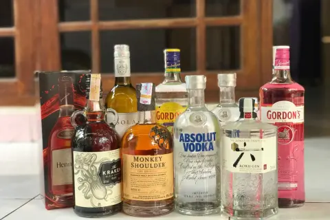 Kolekcja alkoholi: Kraken Rum (40% vol), Monkey Shoulder (40% vol), Absolut Vodka (40% vol) i inne.