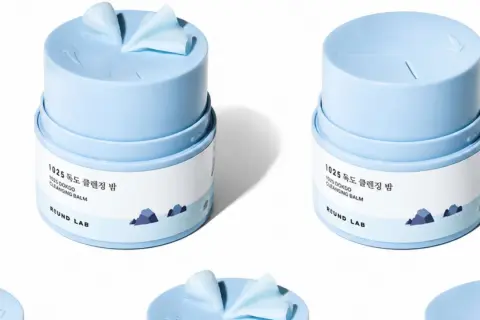 Zwei hellblaue Tiegel mit **Reinigungsbalsam** von Round Lab, beschriftet mit "1025 DOKDO CLEANSING BALM".