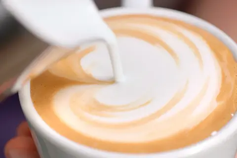 Latte art in una tazza: il caffè pro e contro di questa bevanda amata.