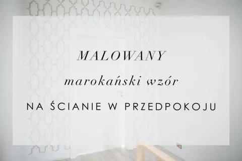 Malowany marokański wzór na ścianie w przedpokoju. Delikatny, geometryczny motyw dodaje elegancji.
