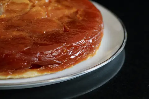 Une délicieuse tarte Tatin aux pommes caramélisées, prête à être dégustée. Une recette qui fait saliver !