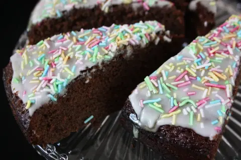 En saftig chokladkaka med vit glasyr och färgglada strössel. Perfekt för fikat!