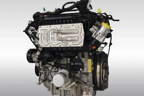 Silnik 1.5 EcoBoost, często chwalony w opiniach za dynamikę i oszczędność. Widoczny na zdjęciu z licznymi przewodami i elementami.