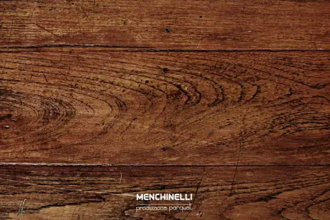 Dettaglio di un parquet vecchio con venature marcate. Scopri cosa fare per rinnovarlo e valorizzarlo.