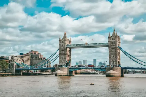 Tower Bridge w Londynie, z czerwonym autobusem na moście. Ciekawe fakty o tym ikonicznym miejscu czekają na odkrycie!