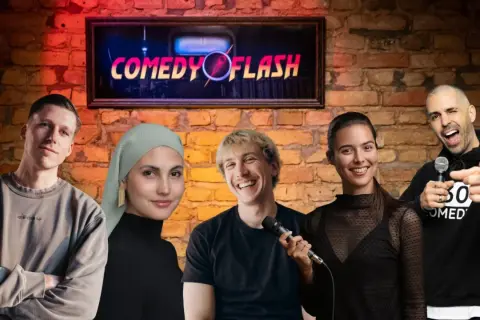 Fünf Comedians stehen vor einer Backsteinwand mit dem "COMEDY FLASH" Neonlicht. Lachen garantiert bei dieser Comedy-Show in Berlin!