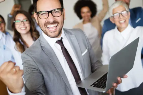 Zespół świętuje sukces. Warto podkreślić w CV umiejętności pracy zespołowej i osiągania celów.
