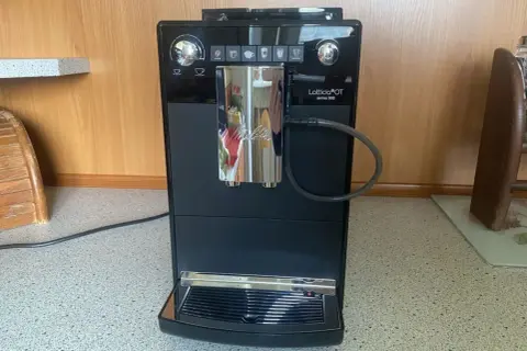 Czarny ekspres do kawy Melitta Latticia OT Series 600 z chromowanym dozownikiem.