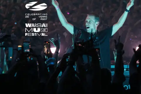 Armin van Buuren na festiwalu w Warszawie, świętując 25 lat ASOT. Tłum szaleje, telefony w górze.