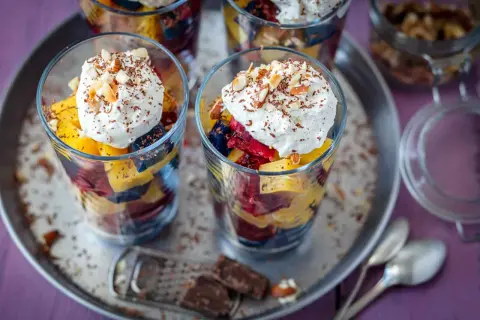Deser z owocami i bitą śmietaną. Zastanawiasz się, jak liczyć galaretkę kcal? Ten deser to pyszna i lekka opcja.