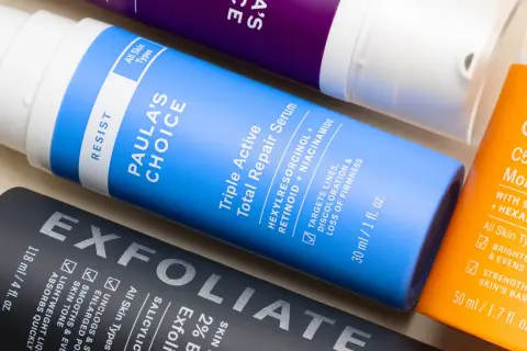 Siero viso Paula's Choice con niacinamide e vitamina C, insieme a esfoliante e crema idratante.