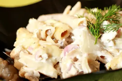 Ile kalorii ma zapiekanka makaronowa z kiełbasą i serem? Sprawdź!