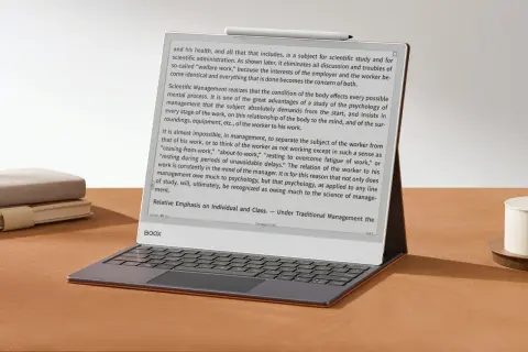 Une tablette BOOX Max avec clavier, affichant un texte sur la gestion.