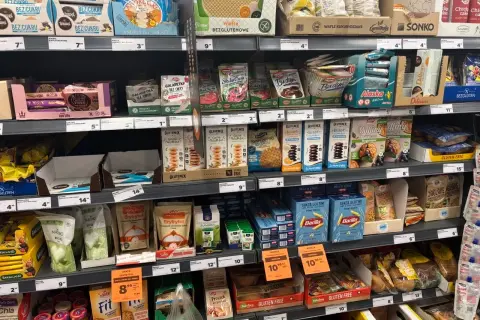Półka z produktami bezglutenowymi: wafle, ciastka, muffiny, makarony i inne.