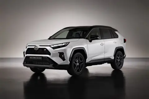 Biała, sportowa Toyota RAV4 Hybrid GR SPORT z czarnym dachem i felgami, prezentująca dynamiczny design.