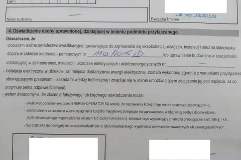 Oświadczenie osoby uprawnionej, potwierdzające posiadanie kwalifikacji i zgodność instalacji elektrycznej z przepisami. Dokument zawiera numer uprawnień i pieczątkę firmową.