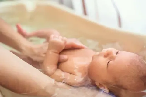 Czy kąpać dziecko z gorączką? Bezpieczne wskazówki dla rodziców
