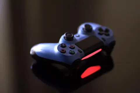 Czy PS5 może grać z PS4? Odkryj możliwości i ograniczenia współpracy