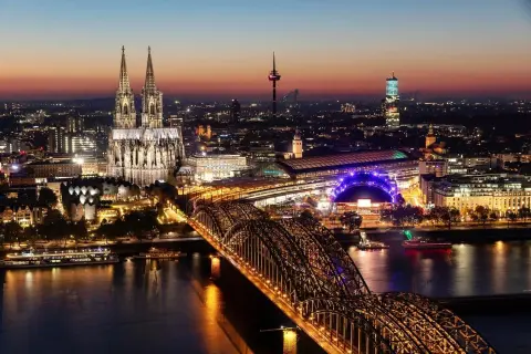 Köln bei Nacht: Dom, Hohenzollernbrücke & Rhein. Tolle ausflugsziele nrw natur & Stadt.
