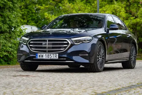 Mercedes-Benz klasa E – najważniejsze cechy i porównania z konkurencją