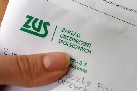 Palec wskazujący na dokumencie ZUS. Może to być formularz zgłoszeniowy po wypadku przy pracy.