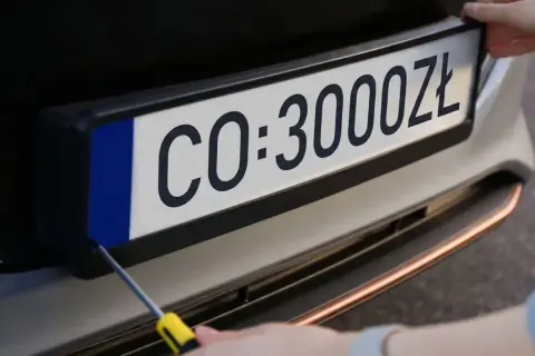 Montaż tablicy rejestracyjnej CO: 3000ZŁ. Wkręcanie śruby śrubokrętem.