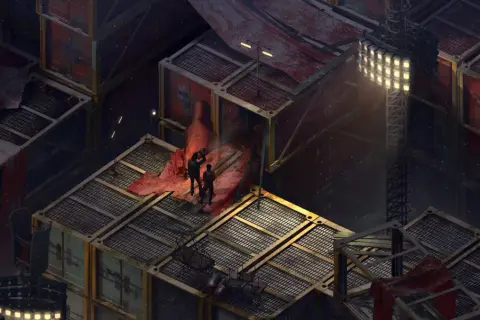 Dwie postacie stoją na zniszczonej platformie wśród kontenerów. Scena z Disco Elysium poradnik, mroczna i deszczowa.