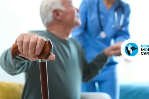 Anziano con bastone, assistito da un infermiere, affronta la difficoltà a camminare dovuta a problemi di neurologia.