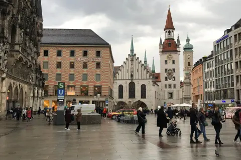 Menschen auf dem Marienplatz in München, ideal für eine free walking tour deutsch.