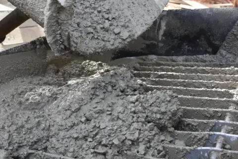 Świeży beton c12/15 wylewany z mieszalnika na ruszt.