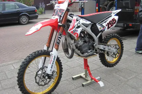 Honda CR 85: Ile koni? 25 KM i co jeszcze musisz wiedzieć!
